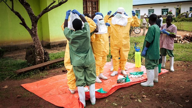 Oblci se do (a vysvlci z) ebolovho obleku je proces. Je pesn stanoveno, kter sti obleen se oblkaj (svlkaj) jako prvn, druh posledn. Na pracovnky pitom vdy nkdo dohl, aby nezstala mezi svrky skulina, kterou by pronikla ebola. V Demokratick republice Kongo je u epidemie eboly podest, poprv je vak v konfliktn oblasti. A je to nejvt epidemie krvciv horeky v tto africk zemi (druh nejvt v historii  po rozshl epidemii eboly v zpadn Africe ped lety).