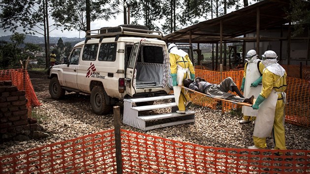 Zdravotnci pevej pacienta z centra pro lbu eboly v Butembo do bn nemocnice pot, co se u nj ebola nepotvrdila. Mimochodem, od posledn rozshl epidemie eboly v zpadn Africe se posunul vvoj vakcn proti viru. Od loskho lta kont zdravotnci identifikovali tisce lid, kte mohli pijt s nakaenmi do kontaktu. Skoro 17 850 lid bylo prookovno.