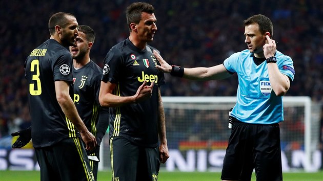 Nmeck sud Felix Zwayer se rad s videoasistentem bhem utkn fotbalov Ligy mistr Atltico Madrid - Juventus.