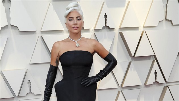 Naprosto impozantnm lookem oarovala roku 2019 Lady Gaga a dokzala, e oznaen mdn ikona j pat prvem. ern rba znaky Alexander McQueen a perky Tiffany & Co. z n udlaly novou Audrey Hepburnovou.