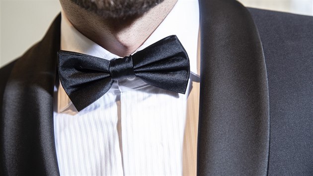 Ono black tie je v pekladu ern kravata a pnov v tom dlaj ohromnou chybu, e si mysl, e tam pat ern kravata. Ve skutenosti tam nem co dlat, pat tam jedin ern motlek, upozoruje stylista Josef Dolej.