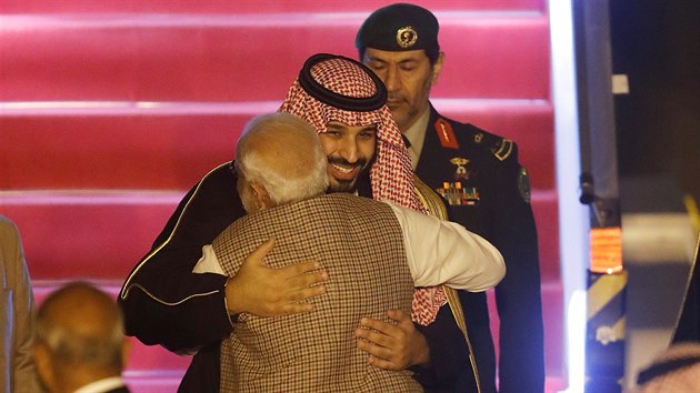 Indick premir Narendra Modi osobn pivtal sadskho korunnho prince Muhammada bin Salmna na letiti, m poruil zaveden diplomatick protokol. (19. nora 2019)