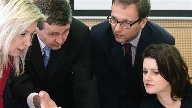 Socilndemokratick ministryn prce a socilnch vc Jana Malov (vpravo) na prvnm zasedn dchodov komise. (22. nora 2019)