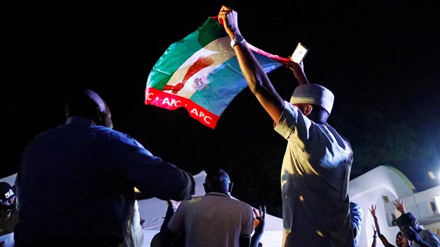Fanouci prezidenta Muhammada Buhariho oslavuj vsledek voleb pot, co obhjil svj mandt. (27. nora 2019)