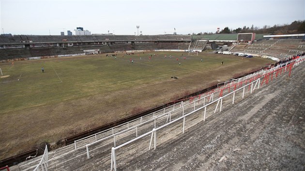 Na chtrajc brnnsk stadion za Lunkami se po ase vrtil opravdov fotbal. V ppravnm zpase se tu utkal brnnsk Start s Bzencem.