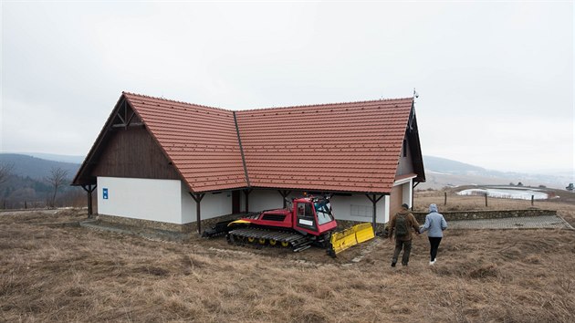 Do Nov Lhoty putovaly veejn penze i na rolbu. Nemla pro vyjet u vce ne pt let.