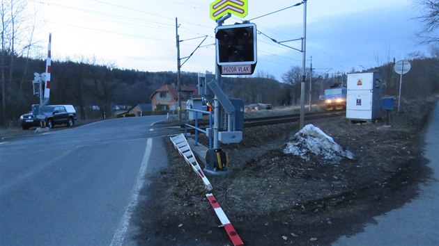 idi avie u Svtl nad Szavou prorazil sputn zvory na elezninm pejezdu a z msta ujel. Policist ho zastavili po deseti kilometrech v Habrech. (20. nora 2019)