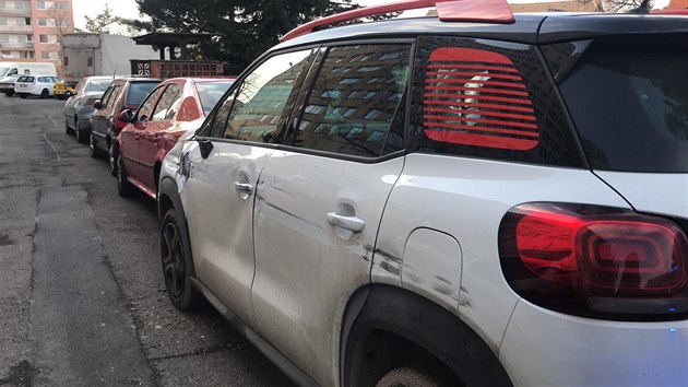 Nkladn auto v Cunov ulici v Praze pokodilo tinct osobnch aut (20.2.2019)