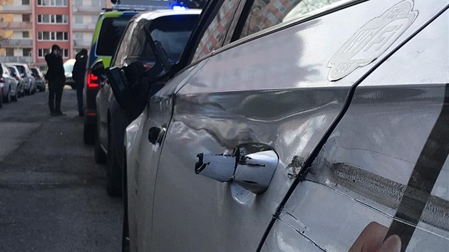 Nkladn auto v Cunov ulici v Praze pokodilo tinct osobnch aut (20.2.2019)
