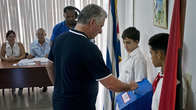 Kubnci vol bhem referenda o nov stav, na snmku vhazuje svj hlas prezident Miguel-Daz Canel v Havan. (24. nora 2019)