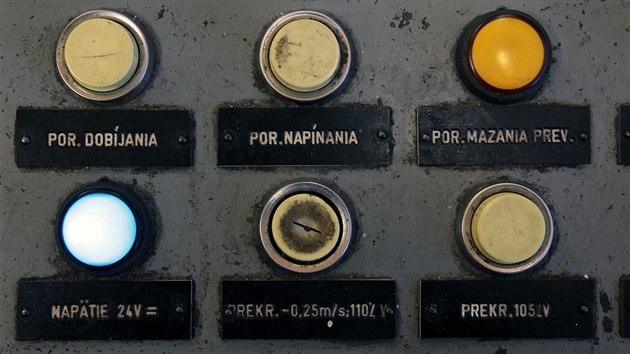 Kabinková lanovka v Mariánských Lázních, tlačítka na řídícím pultu v horní stanici