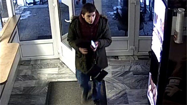 Neznámý muž kradl na kolejích, v trafice a z hotelu si odnesl trezor s penězi.