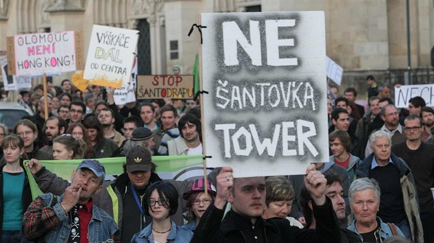 Zhruba tyi stovky lidí protestovaly 22. íjna 2013 v Olomouci proti plánu na...