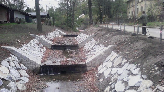 Pohled na opravenou st koryta Ondejovickho potoka na Jesenicku ponienou bleskovou povodn v roce 2014. Soust jsou i protipovodov pravy.