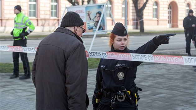 Policie evakuovala ve tvrtek dopoledne budovu Vrchnho soudu v Olomouci, protoe zde anonym nahlsil uloen bomby. Uzaveny byly tak okoln ulice, odklonna byla tramvajov doprava.