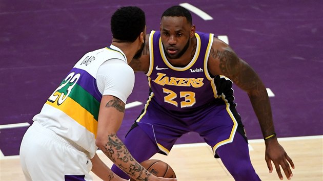 LeBron James (vpravo) z LA Lakers brn Anthonyho Davise z New Orleans.