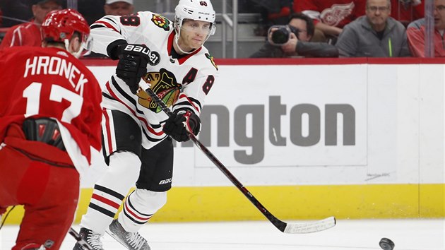 tonk Chicaga Patrick Kane rozehrv puk, brn ho Filip Hronek z Detroitu.