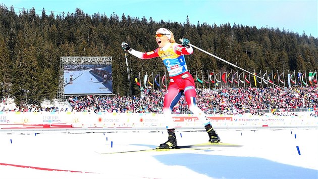 Norsk bkyn na lych Therese Johaugov slav triumf ve skiatlonu na patnct kilometr na mistrovstv svta v Seefeldu.