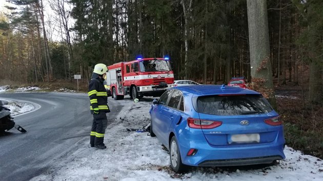 Osobn auta se eln stetla u Hoic (18. 2. 2019).