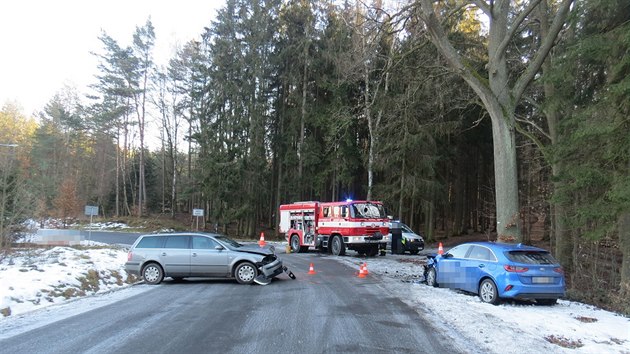 Osobn auta se eln stetla u Hoic (18. 2. 2019).