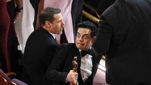 Rami Malek a jeho reakce po pdu z pdia na Oscarech (Los Angeles, 24. nora 2019)