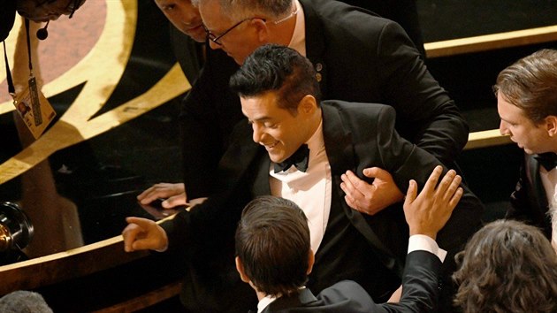Rami Malek spadl na Oscarech z pdia (Los Angeles, 24. nora 2019).