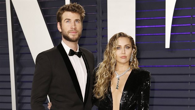 Liam Hemsworth a Miley Cyrusov na Vanity Fair Oscar Party (Los Angeles, 24. nora 2019)