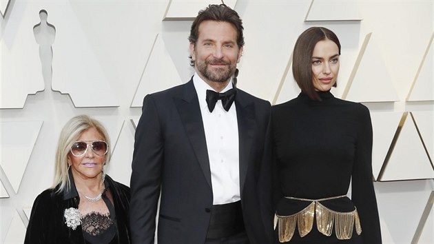 Bradley Cooper, jeho maminka Gloria Campano a tehdej ptelkyn Irina aikov na Oscarech (Los Angeles, 24. nora 2019)