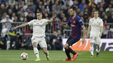 Lucas Vázquez z Realu Madrid a Sergio Busquets (vpravo) z Barcelony v...