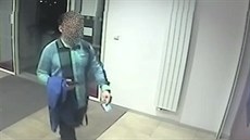 Policie hledá muže, který se při výběru z bankomatu věnoval mobilu a zapomněl... Policie hledá muže, který se při výběru z bankomatu věnoval mobilu a zapomněl...