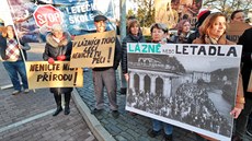 Odprci zízení pilotní základny F Air na karlovarském letiti protestovali...