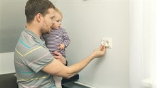 Po narození dítěte je první „povinností“ zaslepit veškeré dostupné elektrické... Po narození dítěte je první „povinností“ zaslepit veškeré dostupné elektrické...