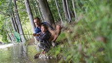 Děti většinou začínají rybařit po vzoru svých rodičů. Děti většinou začínají rybařit po vzoru svých rodičů.