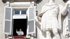 Papež František při modlitbě na Svatopetrském náměstí ve Vatikánu. (17. února... Papež František při modlitbě na Svatopetrském náměstí ve Vatikánu. (17. února...