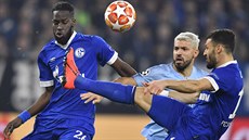 Daniel Caligiuri ze Schalke odehrává mí ped Sergiem Agüerem z Manchesteru...