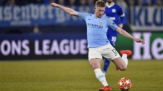 Kevin De Bruyne (Manchester City) střílí v utkání Ligy mistrů proti Schalke. Kevin De Bruyne (Manchester City) střílí v utkání Ligy mistrů proti Schalke.