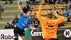 Petr Vinkelhöfer z Plzně (vlevo) se snaží překonat brankáře Jičína Davida... Petr Vinkelhöfer z Plzně (vlevo) se snaží překonat brankáře Jičína Davida...