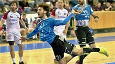 Plzeňský házenkář Jan Chmelík v pádu střílí na branku Jičína. Plzeňský házenkář Jan Chmelík v pádu střílí na branku Jičína.