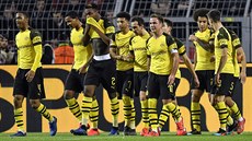Fotbalisté Dortmundu slaví branku v utkání s Leverkusenem. Fotbalisté Dortmundu slaví branku v utkání s Leverkusenem.