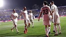 Fotbalisté Realu Madrid slaví branku v zápase proti Levante. Fotbalisté Realu Madrid slaví branku v zápase proti Levante.