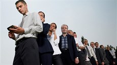 Čekání je úmorné. Profesionální „čekači“ se ho však zhostí za vás, najdete je v... Čekání je úmorné. Profesionální „čekači“ se ho však zhostí za vás, najdete je v...