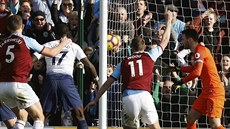 Chris Wood z Burnley střílí gól v utkání proti Tottenhamu. Chris Wood z Burnley střílí gól v utkání proti Tottenhamu.