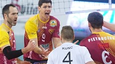 Liberečtí volejbalisté oslavují získaný bod. Liberečtí volejbalisté oslavují získaný bod.