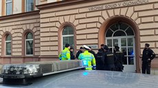 Policie evakuovala budovu Vrchního soudu v Olomouci, protože anonym nahlásil,... Policie evakuovala budovu Vrchního soudu v Olomouci, protože anonym nahlásil,...