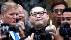 FALEŠNÝ KIM A DONALD. Imitátoři Kim Čong-una a Donalda Trumpa pózují fotografům... FALEŠNÝ KIM A DONALD. Imitátoři Kim Čong-una a Donalda Trumpa pózují fotografům...