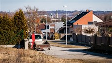 Široký travnatý pás určený pro výstavbu silnice je na Švábově Hrádku v Českých... Široký travnatý pás určený pro výstavbu silnice je na Švábově Hrádku v Českých...