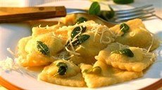 Sýrové ravioli se šalvějovým máslem Sýrové ravioli se šalvějovým máslem