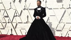 Nejvíce šokoval herec Billy Porter, který dorazil v šatech připomínající pánský... Nejvíce šokoval herec Billy Porter, který dorazil v šatech připomínající pánský...