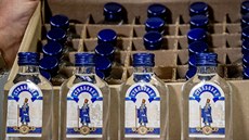 Nizozemští celníci zabavili 90 tisíc lahví ruské vodky. Náklad měl údajně mířit... Nizozemští celníci zabavili 90 tisíc lahví ruské vodky. Náklad měl údajně mířit...