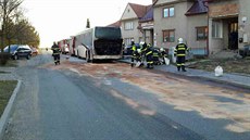 Hasiči likvidují požár autobusu ve Vacenovicích na Hodonínsku. (22. února 2019) Hasiči likvidují požár autobusu ve Vacenovicích na Hodonínsku. (22. února 2019)